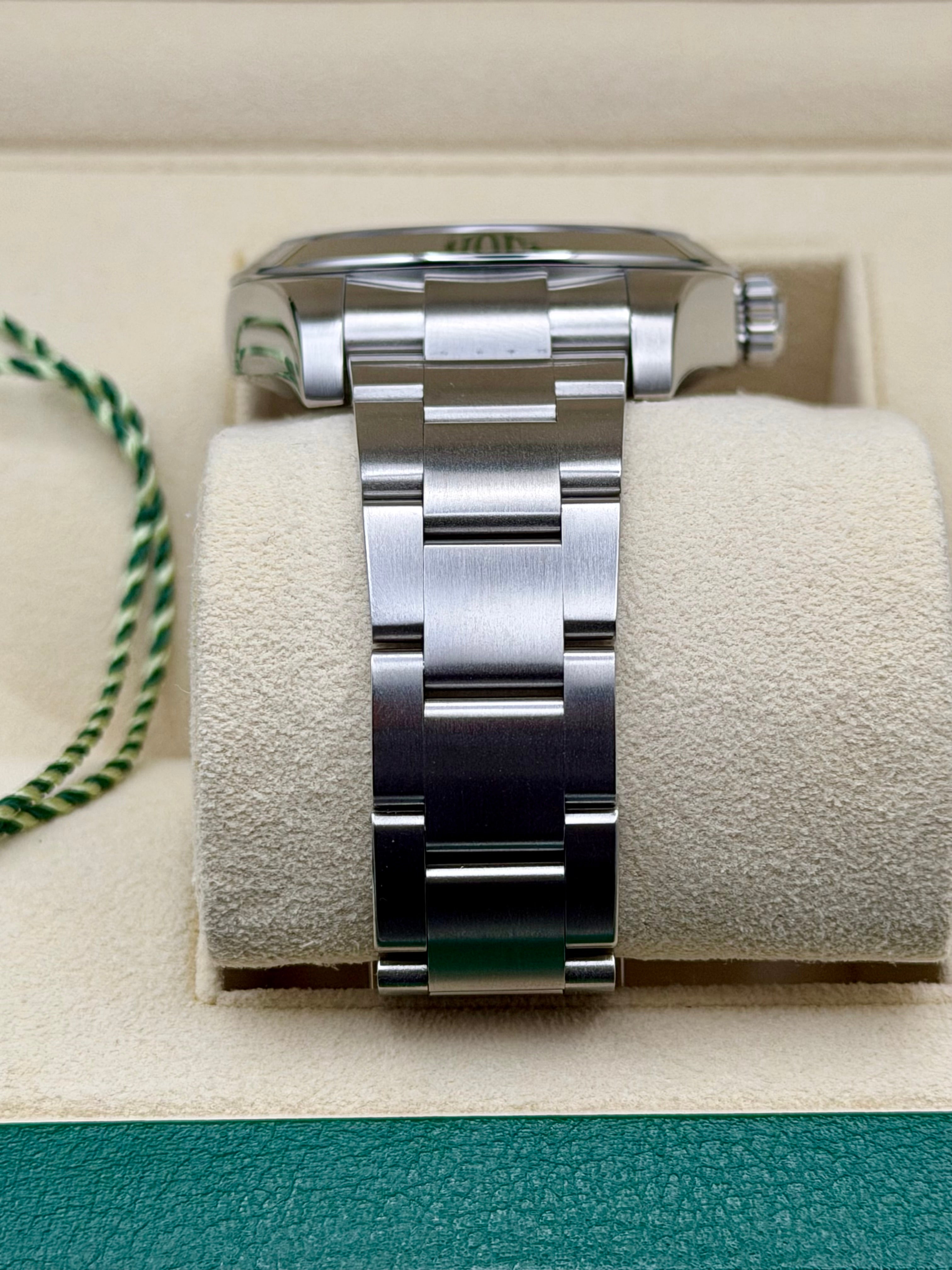Rolex Airking Black Dial on Oyster 116900 Complete 2017