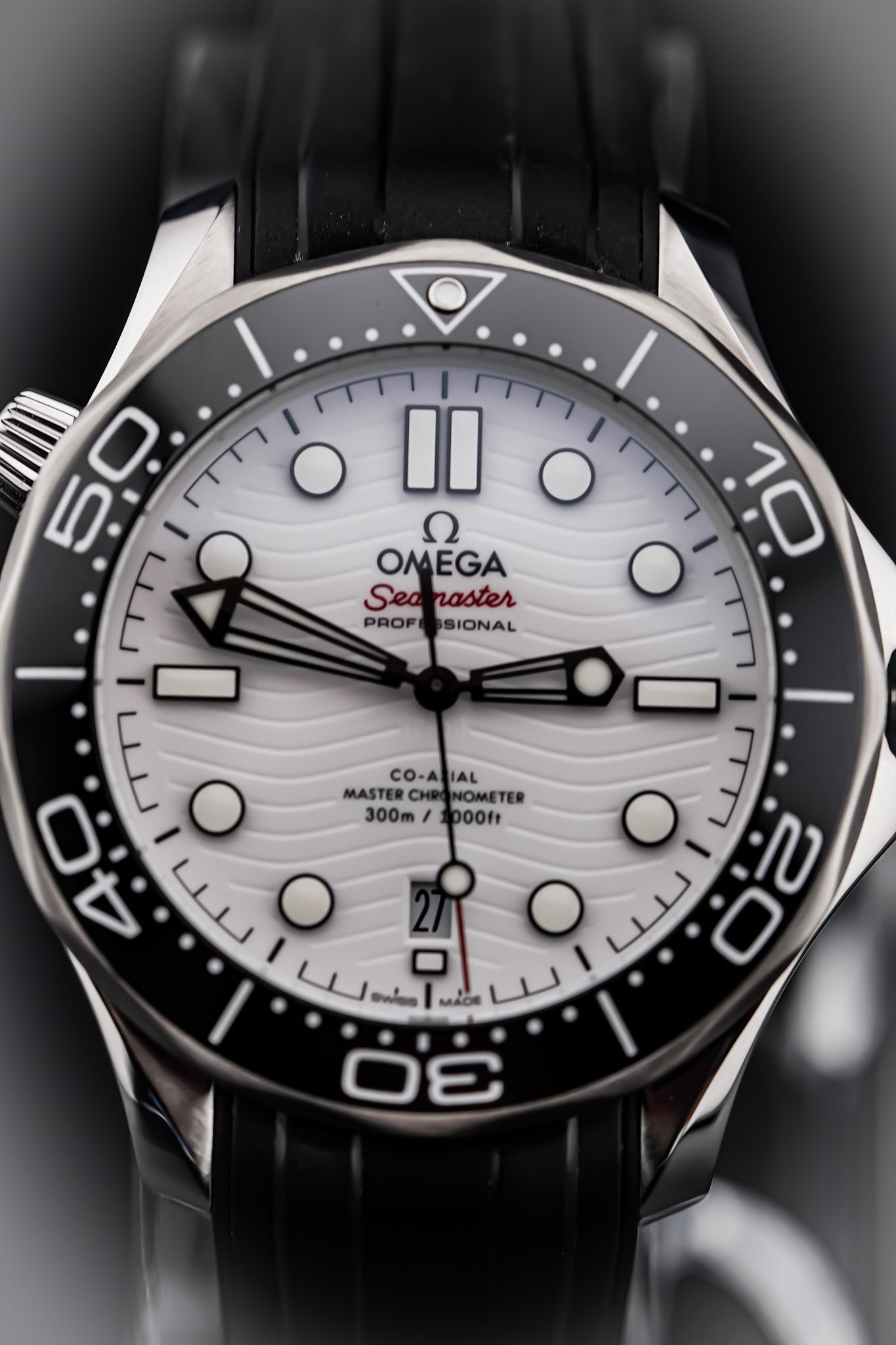 Omega Seamaster Diver 300M Omega Co-Axial Master Chronometer White Dial on Rubber Strap 210.32.42.20.04.001 Card Open Date