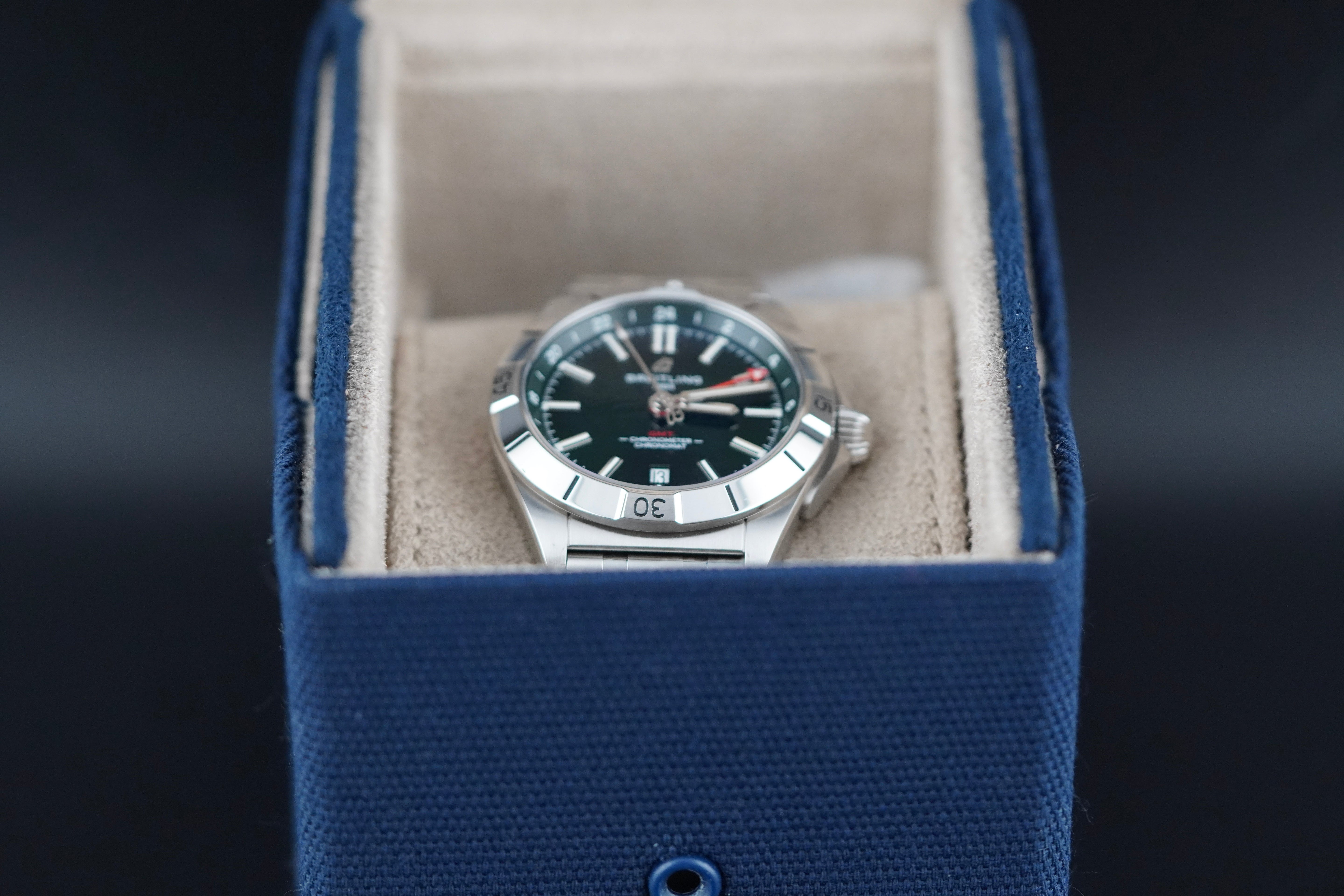 Breitling Chronomat Automatic Gmt Green Dial on Bracelet A32398 Complete Open Date