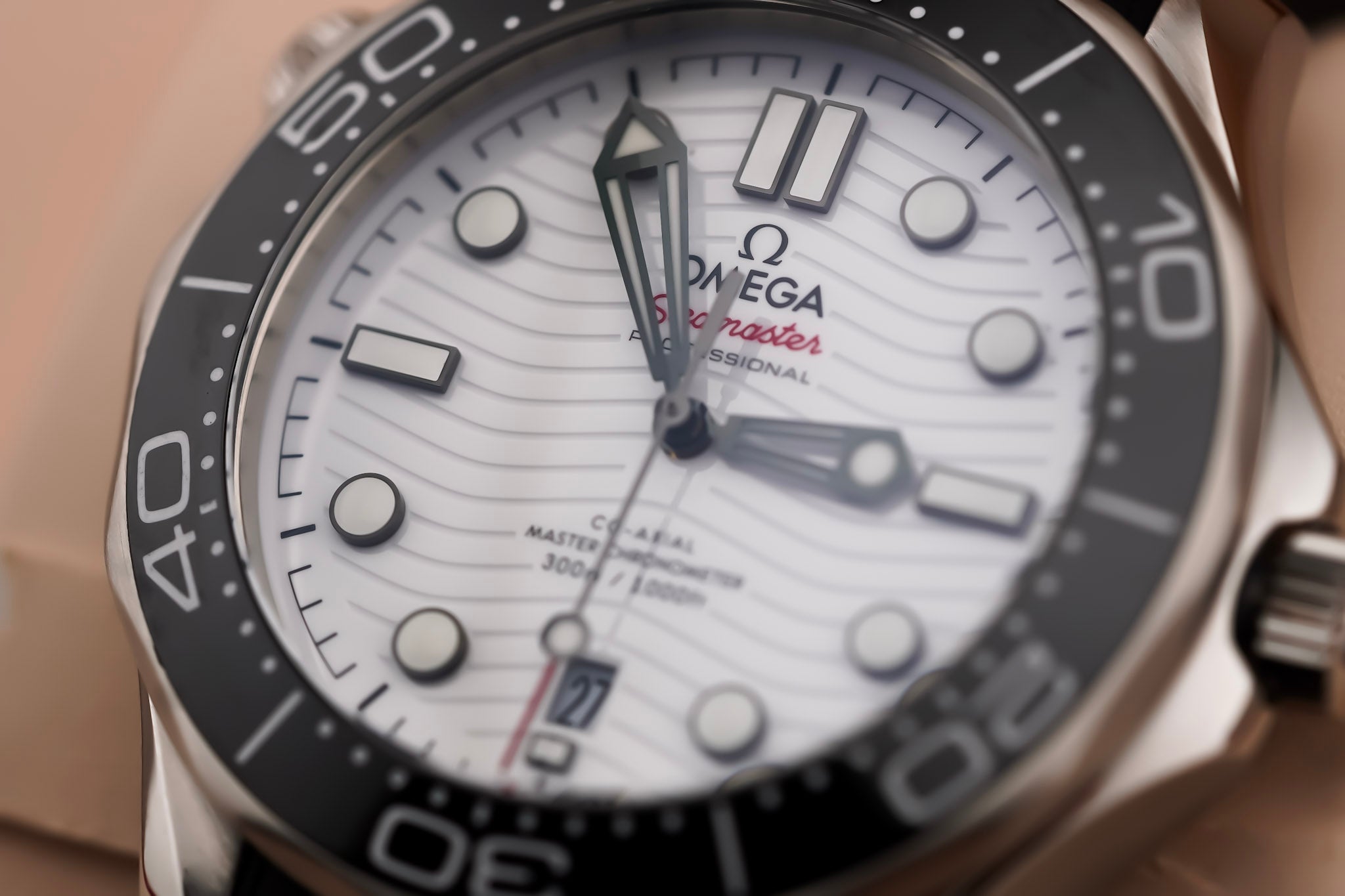 Omega Seamaster Diver 300M Omega Co-Axial Master Chronometer White Dial on Rubber Strap 210.32.42.20.04.001 Card Open Date