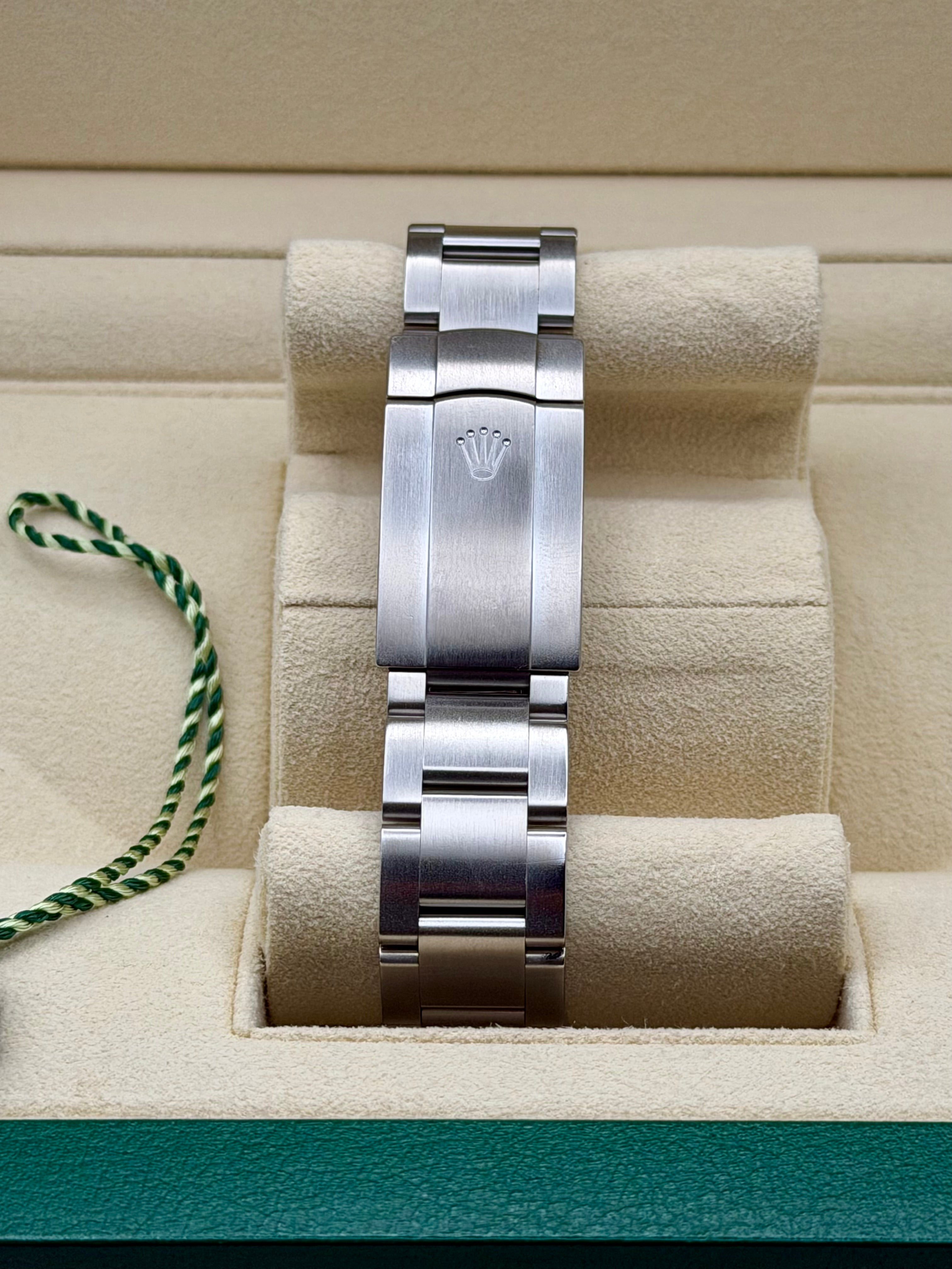 Rolex Airking Black Dial on Oyster 116900 Complete 2017